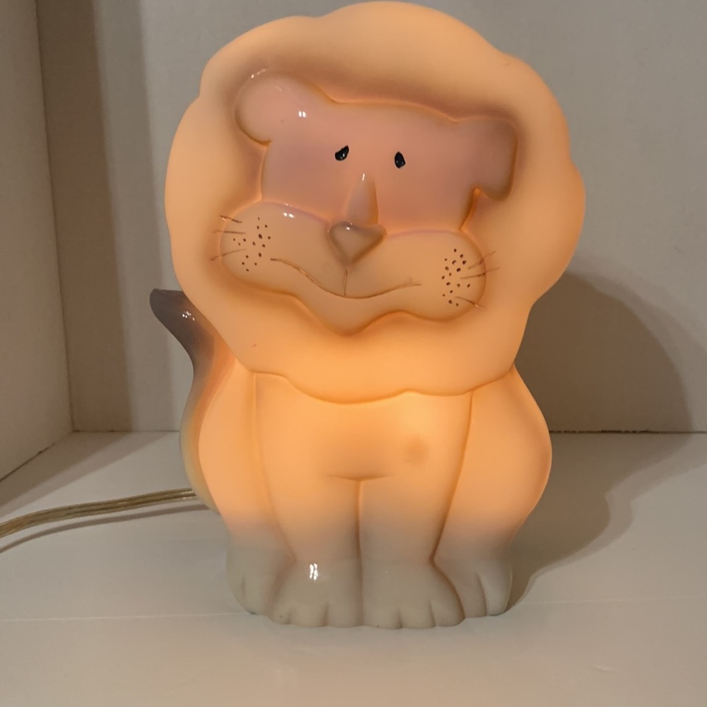 🦁🦁🦁🦁🦁Nursery, baby room, lion lamp, acrylic So so precious 🦁🦁🦁🦁🦁🦁🦁🦁